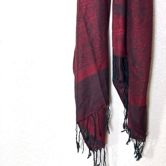 Like new pashmina blend fringe burgundy scarf wrap - Picture 4 of 6